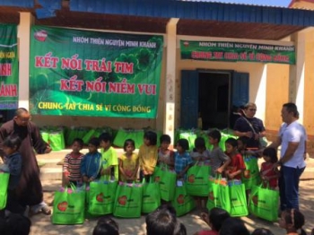 Thăm và tặng quà cho học sinh tại Buôn Cham - Daklak